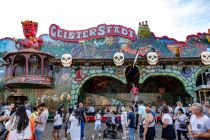 Die Geisterbahn Geisterstadt von Fellerhoff auf der Rheinkirmes in Düsseldorf 2022 • © ummet-eck.de / christian schön