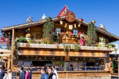 Goldener Hahn - kleines Festzelt auf der Wiesn 2023. • © kirmesecke.de