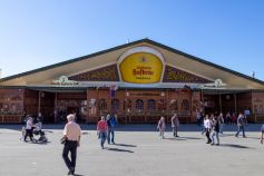 Grandls Hofbräu Zelt auf dem Cannstatter Volksfest 2023 • © kirmesecke.de