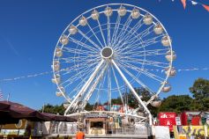 Zu Gast in Franken auf dem Herbstfest 2023 in Nürnberg: das Hanse-Rad von Geisler mit seinen augenfälligen runden Kabinen. • © kirmesecke.de