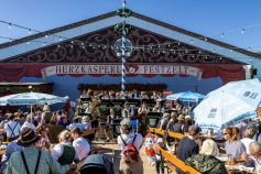 Das Herzkasperl-Festzelt war bestens besucht an diesem Wiesen-Montag im Jahr 2023. • © kirmesecke.de