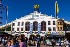 Auf der Wiesn 2023: Das Hofbräu Festzelt. • © kirmesecke.de