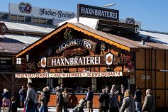 Hochreiters Haxnbraterei auf der Wiesn 2023 • © kirmesecke.de