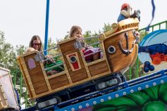 Die Kinderachterbahn Pirateninsel von Kinzler auf dem Volksfest in Freising (2023) • © kirmesecke.de