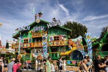 Das Lach-Freu-Haus auf der Rheinkirmes 2022 in Düsseldorf . • © ummet-eck.de / christian schön