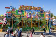 Das Laufgeschäft Alpenrausch auf dem Oktoberfest 2023 in München • © kirmesecke.de