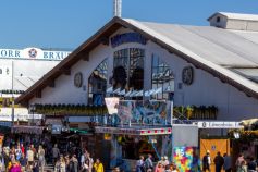 Das Löwenbräu Festzelt auf dem Oktoberfest 2023 • © kirmesecke.de