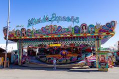 Der Musik-Express von Kinzler auf dem Cannstatter Volksfest 2023. • © kirmesecke.de