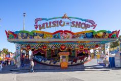 Music-Shop von Weeber auf dem Cannstatter Volksfest 2023 • © kirmesecke.de