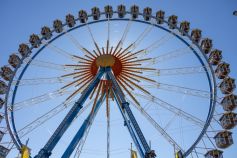 Oktoberfest-Riesenrad auf der Wiesn 2023 • © kirmesecke.de