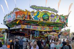 Die Raupenbahn von Nachtigall auf der Gießener Herbstmesse 2023 • © kirmesecke.de