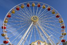 Das Riesenrad Colossus von Göbel im Jahr 2023 auf dem Heiner Herbstvergnügen in Darmstadt  • © kirmesecke.de