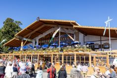 Der schönste Wiesn-Balkon? Na klar. Der ist komplett nach Süden ausgerichtet und befindet sich am Schützen-Festzelt. (Aufnahme: Oktoberfest 2023) • © kirmesecke.de