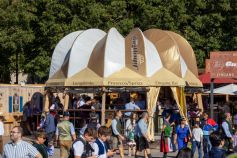 Der Wiesn Guglhupf dreht sich auch auf dem 2023er Oktoberfest. • © kirmesecke.de