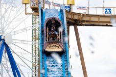 Im Mai 2023 auf der Krefelder Sprödentalkirmes dabei: Die Wildwasserbahn Poseidon • © ummet-eck.de / kirmesecke.de