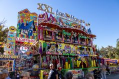 Das XXL Lachhaus von Renz auf dem Cannstatter Volksfest 2023 • © kirmesecke.de